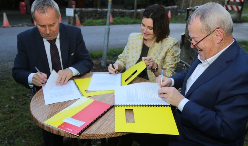 Het verkoopcontract wordt ondertekend door regiodirecteur Wendy de Wild van ProRail, wethouder Herman van Wanrooij (l.) van de gemeente Boxtel en wethouder Harry van Rooijen van de gemeente Meierijstad. | Fotonummer: 7b9589