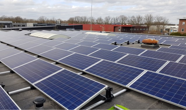 De gemeente gaf zelf met de zonnepanelen op het dak van de gemeentewerf het goede voorbeeld. | Fotonummer: c6dcd7