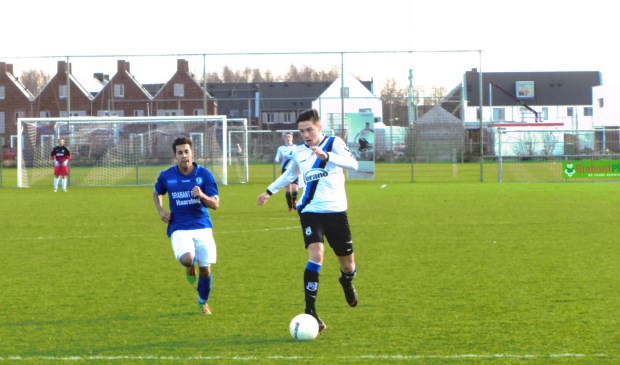 SCG-aanvaller Arthur Bot gaat op de keeper van Haarsteeg af, maar deze weet zijn inzet te keren. | Fotonummer: 0c85e9