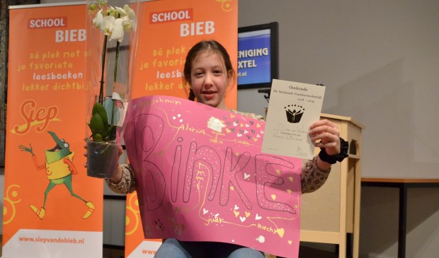 Binke van de Wetering toont trots haar oorkonde. | Fotonummer: f0c4ec