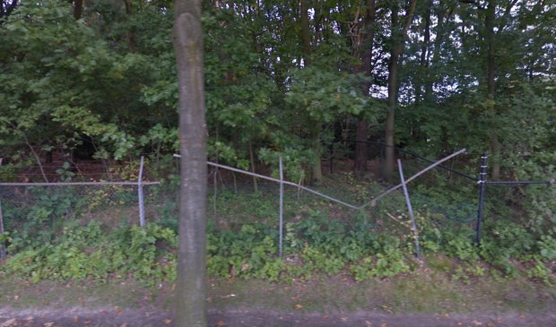 Ook op Google Streetview valt direct de deplorabele staat van het hekwerk op. | Fotonummer: 21de38