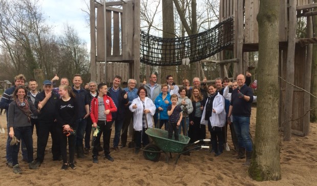 Natuurspeeltuin Gestel draait op vrijwilligers. Tijdens NL Doet en andere klusdagen zorgen zij dat de speeltuin mooi en veilig blijft. | Fotonummer: 5274b9