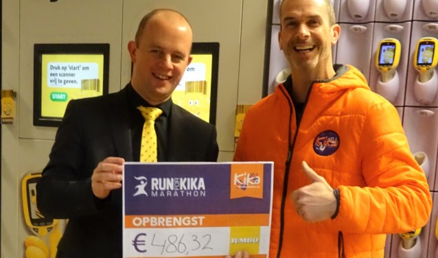 Filiaalmanager Oskar Martens van Jumbo Boxtel (l.) overhandigt een cheque ter waarde van bijna 500 euro aan Patrick van den Aker. | Fotonummer: 86caca