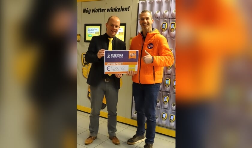 Filiaalmanager Oskar Martens van Jumbo Boxtel (l.) overhandigt een cheque ter waarde van bijna 500 euro aan Patrick van den Aker. | Fotonummer: 86caca