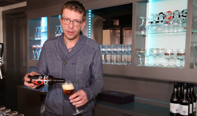 Jos Hermans achter de tap van 'zijn' N9ne, in betere tijden. | Fotonummer: 9e9be9