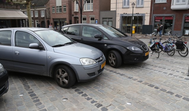 De nieuwe Markt levert naast positieve geluiden ook veel kritiek op, bijvoorbeeld omdat er fout geparkeerd wordt. | Fotonummer: 8ad6da