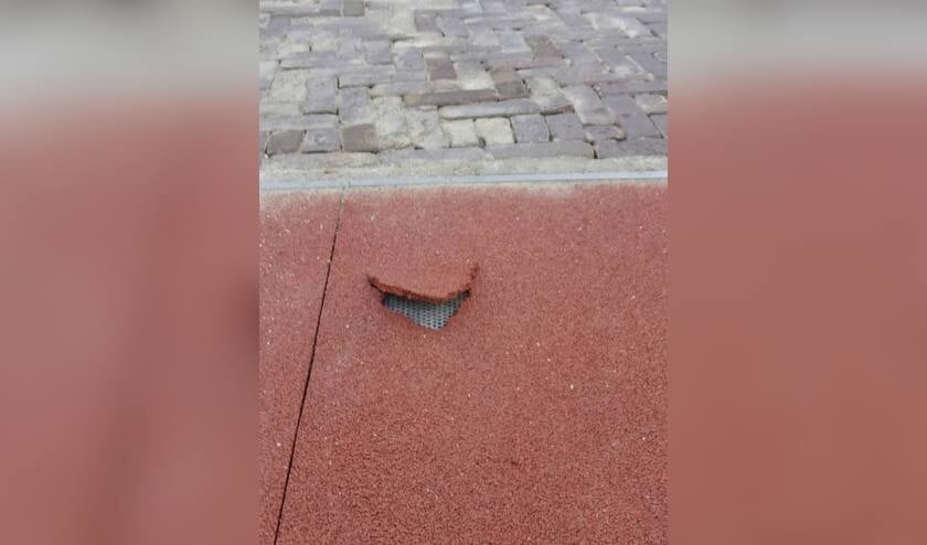 Het kapotte brugoppervlak in het najaar van 2017. Ook nu zit er weer een winkelhaak in de deklaag. | Fotonummer: 7a554f