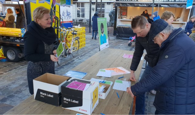 Mariëlle van Alphen probeert op de weekmarkt zoveel mogelijk Boxtelaren te enthousiasmeren voor het invullen van de enquête. | Fotonummer: ab2726