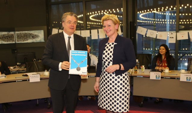 Voorzitter van de vertrouwenscommissie Mariëlle van Alphen biedt de profielschets aan aan de Commissaris van de Koning Wim van de Donk. | Fotonummer: b90301