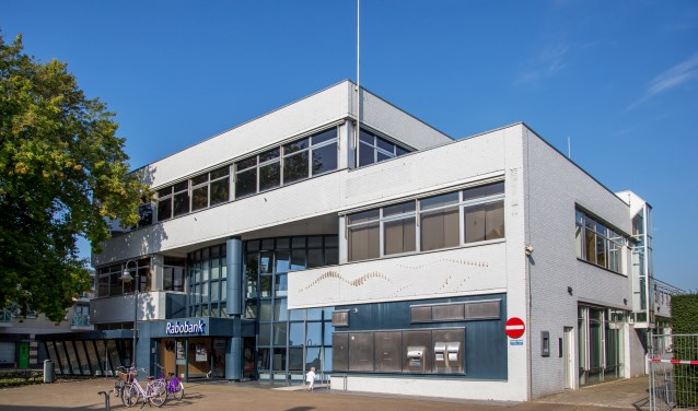 De esdoorn, hier uiterst links op de foto, is volgens de gemeente niet meer te redden. | Fotonummer: bc089e