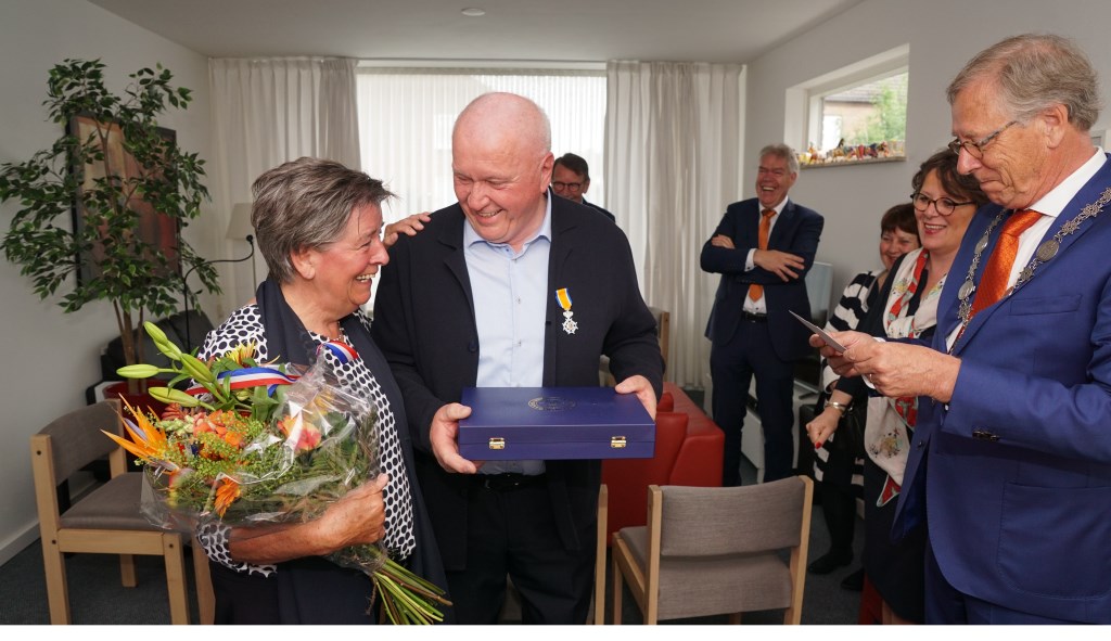 Esschenaar Luciën Schevers (tweede van links) ontving zijn onderscheiding uit handen van waarnemend burgemeester Yves de Boer. | Fotonummer: b2d4a8