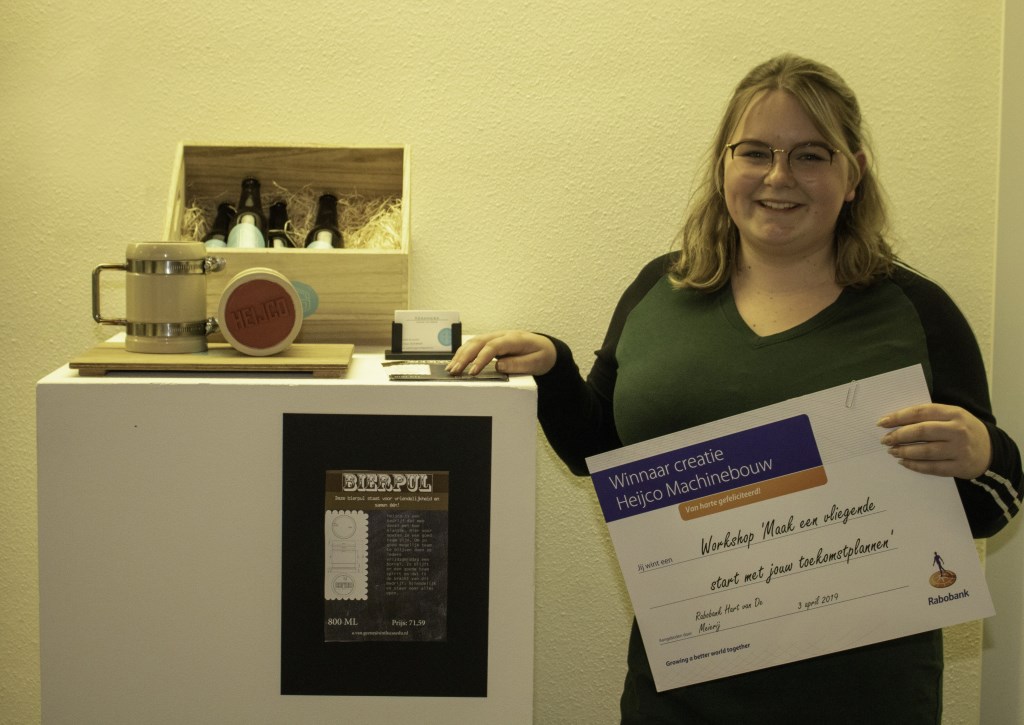 Anniek van Geene met haar bierpul voor Heijco Machinebouw | Fotonummer: 7d0c4e