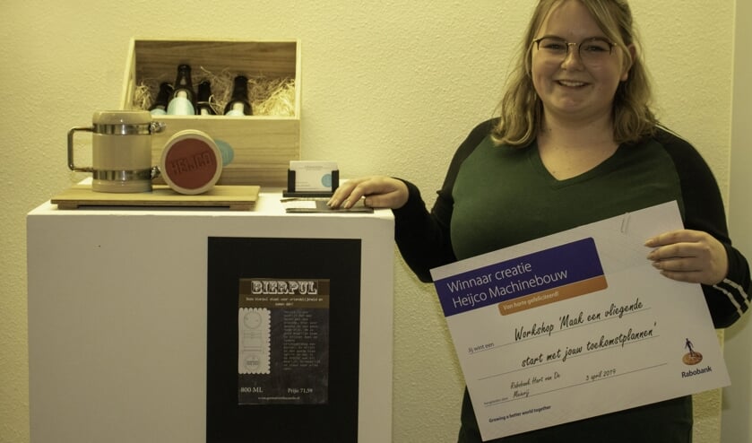Anniek van Geene met haar bierpul voor Heijco Machinebouw | Fotonummer: 7d0c4e