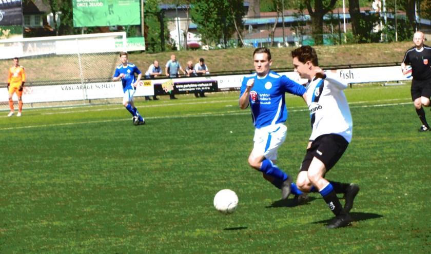 Peer Thijssen van SCG’18 (wit shirt) in duel met een speler van Nieuwkuijk | Fotonummer: 265f98