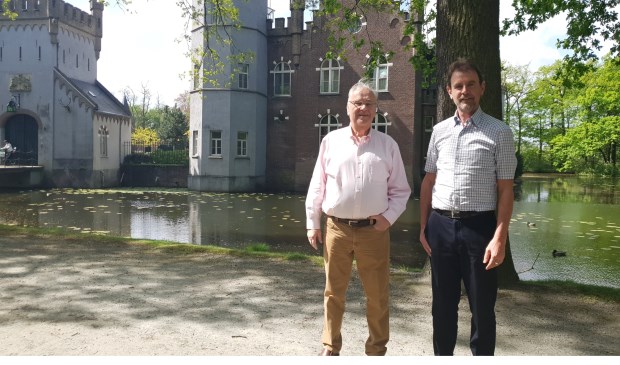 Mede-eigenaar Cor van Empel (l.) en wethouder Peter van de Wiel (r.) in het kasteelpark. | Fotonummer: 3bca88