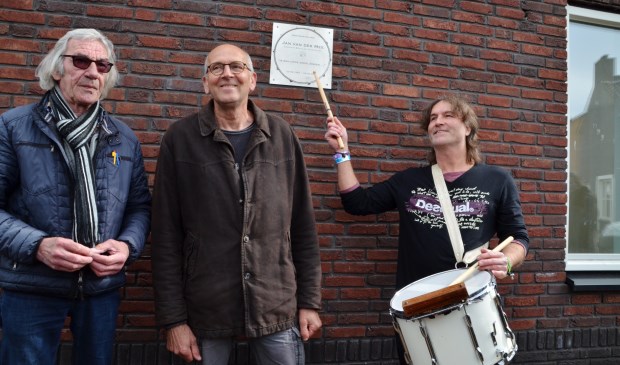 Initiatiefnemer Martin van Tillaard (l.) en de broer van Jan, Kees (m.) onthullen de plaquette ter ere van 'Jan de trommelaar'. | Fotonummer: bd9ad5