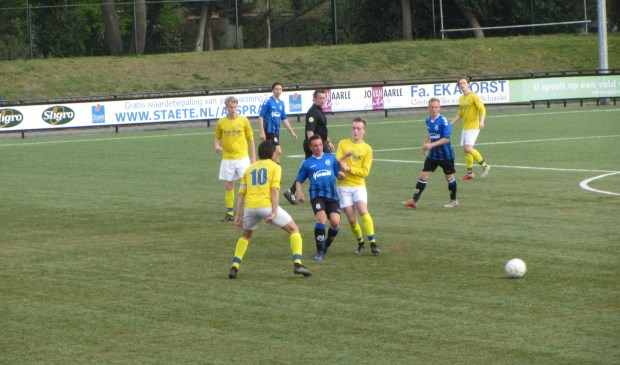 SCG'18 speler Luuk van Loon wordt omringd door een overmacht aan Taxandria-spelers. | Fotonummer: 51ff92