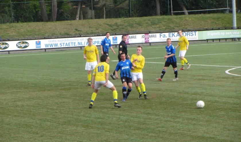 SCG'18 speler Luuk van Loon wordt omringd door een overmacht aan Taxandria-spelers. | Fotonummer: 51ff92
