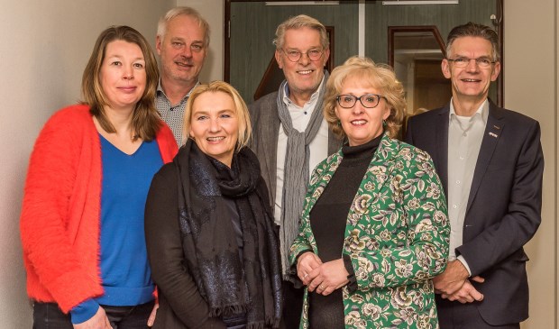 Bestuursleden Meander van links naar rechts: Anna Zwezerijnen, Ton Boer, Claudia Bestman, Rien Schakenraad, Lianne van der Aa (wethouder) en Jack van Uden. | Fotonummer: ea4eed