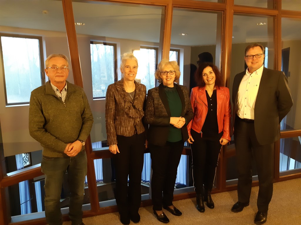 In het laatste overleg tussen schoolbesturen en gemeente is formeel overeenstemming bereikt over het IHP Vlnr.: Hajo Renkema (bestuurder Cadans Primair), Carla Faassen (rector Gymnasium Beekvliet), wethouder Lianne van der Aa (Onderwijshuisvesting), Esmée Smit (directeur-bestuurder Stroomm) en Mic | Fotonummer: 7dbdd9