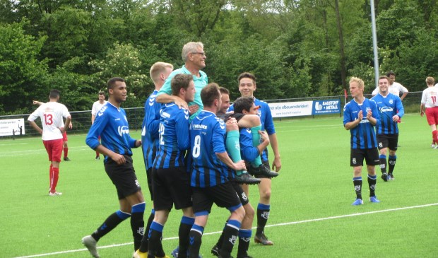 Grensrechter Cor de Beer wordt door ‘zijn’ spelers van het veld gedragen nadat zijn laatste wedstrijd als grensrechter erop zit. | Fotonummer: ed0039