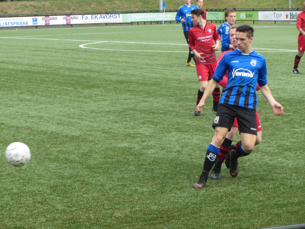 Doelpuntenmaker Arthur Bot ontwijkt een tackle van een speler van FC Engelen | Fotonummer: d4546a