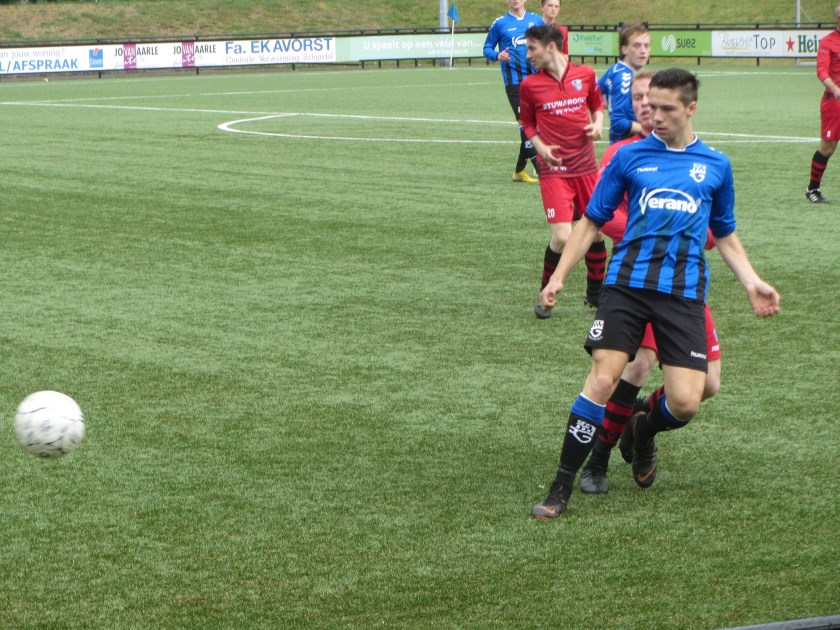 Doelpuntenmaker Arthur Bot ontwijkt een tackle van een speler van FC Engelen | Fotonummer: d4546a