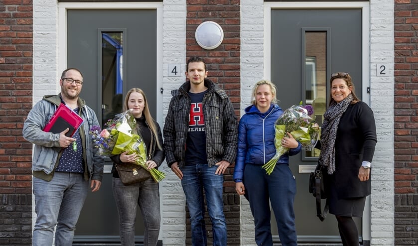 De eerste bewoners van de nieuwe energievriendelijke woningen aan de Hendrika van Haeftenstraat kregen woensdag de sleutel. | Fotonummer: 23bb24