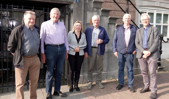 vlnr : Jack de Vlieger (secretaris), Gerard van Gogh (50 jaar lid), Adrie Nelissen (25 jaar lid), Cor van den Akker (25 jaar lid), Frans Sterks (25 jaar lid) en Jan Pieter Vermeulen (Raadslid PvdA). | Fotonummer: 4cf66f