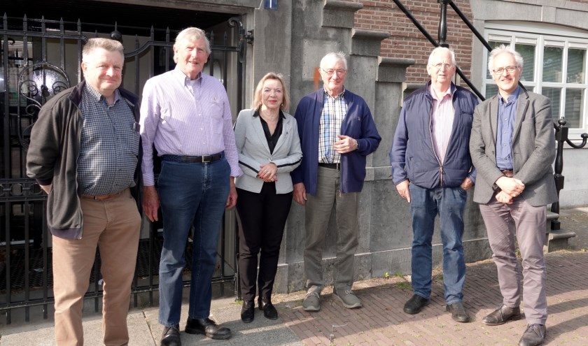 vlnr : Jack de Vlieger (secretaris), Gerard van Gogh (50 jaar lid), Adrie Nelissen (25 jaar lid), Cor van den Akker (25 jaar lid), Frans Sterks (25 jaar lid) en Jan Pieter Vermeulen (Raadslid PvdA). | Fotonummer: 4cf66f