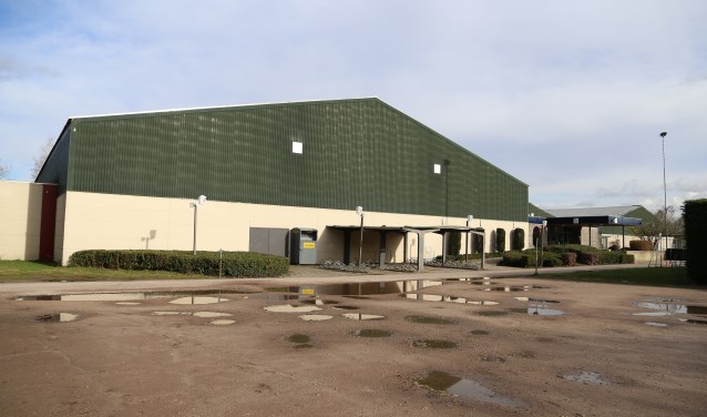 In de plannen van ondernemer Smit wordt de sporthal opgeknapt en worden daarnaast op het terrein woningen gerealiseerd. | Fotonummer: 6270e3