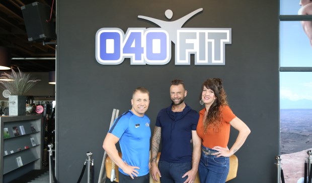 Van links naar rechts 040FIT manager Ralph Zomer, Daniël Hoenselaars en Linda Hoenselaars. | Fotonummer: 2b1007
