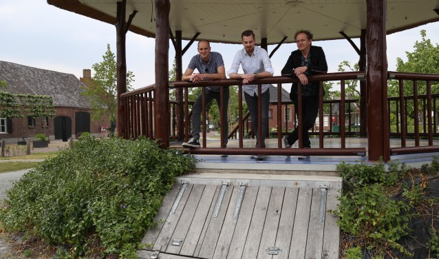 Van links naar rechts: vrijwilligerscoördinator Levi van den Bogaard, Kasper van de Langenberg en William van Houtum op de plaats waar het komend weekend weer tal van bands te beluisteren zijn. (Foto: Sander van Kasteren) | Fotonummer: 61fed0