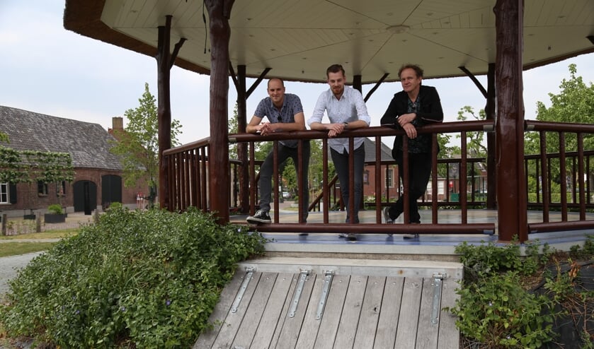 Van links naar rechts: vrijwilligerscoördinator Levi van den Bogaard, Kasper van de Langenberg en William van Houtum op de plaats waar het komend weekend weer tal van bands te beluisteren zijn. (Foto: Sander van Kasteren) | Fotonummer: 61fed0