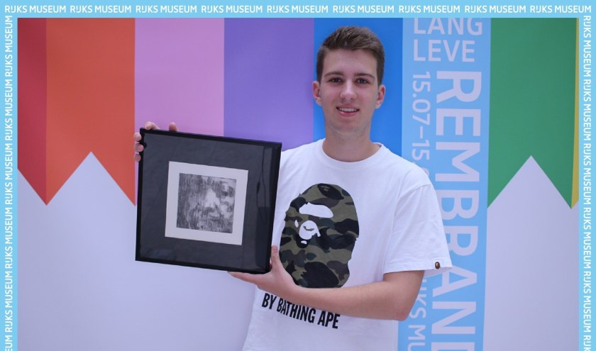 Juul van den Heuvel met zijn ets | Fotonummer: 2d0ea3