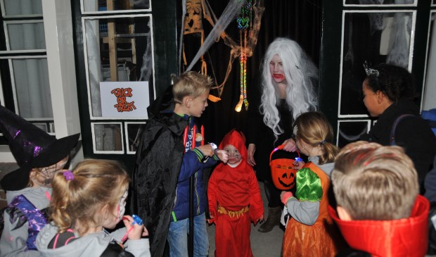 De griezeltocht in Vossemeer trok meer dan honderd kinderen.