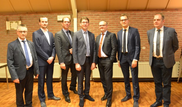 De eerste zeven kandidaten van de SGP voor de gemeenteraadsverkiezingen in 2018 na goedkeuring door de leden in de Hoeksteen te Scherpenisse, v.l.n.r.
Henk Geluk, nieuweling Kees Knulst, lijsttrekker Peter Hoek, fractievoorzitter Peter Kraamer, Cees Verloop, Arjen Quist en Aad Prins.