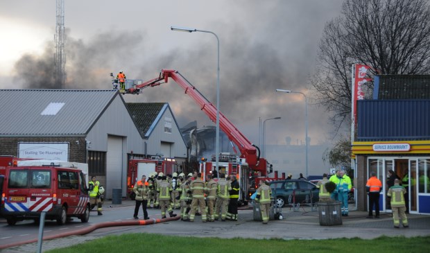 De brandweer is rond half negen nog bezig met nablussen.