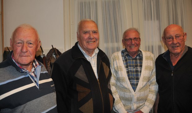 Oud-luchtwachters. V.l.n.r. Leen Breure, Kees de Wilde, Adrie Duijnhouwer en Wim ten Hove.