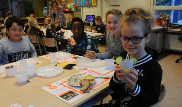 Een leerling van De Schalm versiert haar beker met komkommer en kaas.