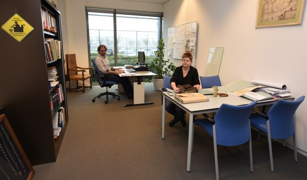 Fred van den Kieboom en Annet Kuipers van het gemeentearchief moeten in de toekomst waarschijnlijk wijken voor huurders van buiten.