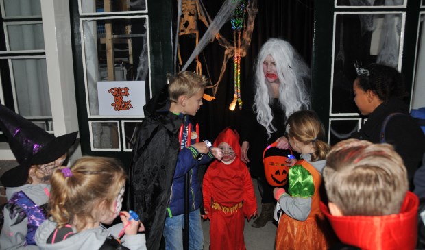 Aan de laatste griezeltocht in Oud-Vossemeer deden zo'n 200 kinderen mee.