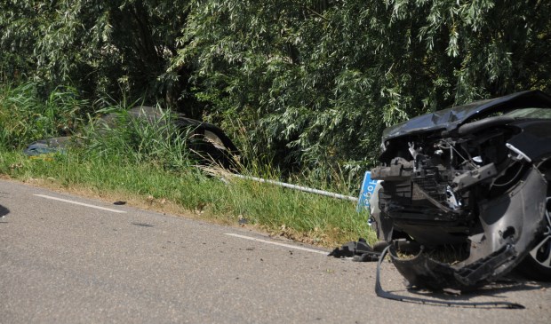 Beide auto's raakten flink beschadigd.