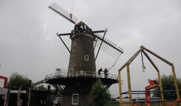 De eerste roede van molen de Nijverheid zit op zijn plaats.