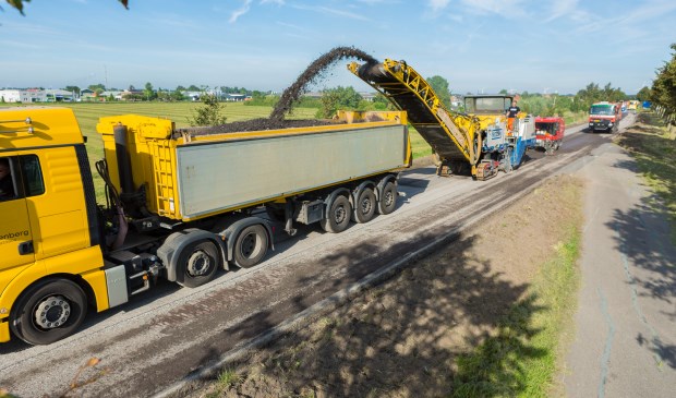Het wegdek wordt op verschillende plaatsen vervangen. Hier de Oude Zeedijk bij Sint-Annaland. (Foto: Frank van Geelen)