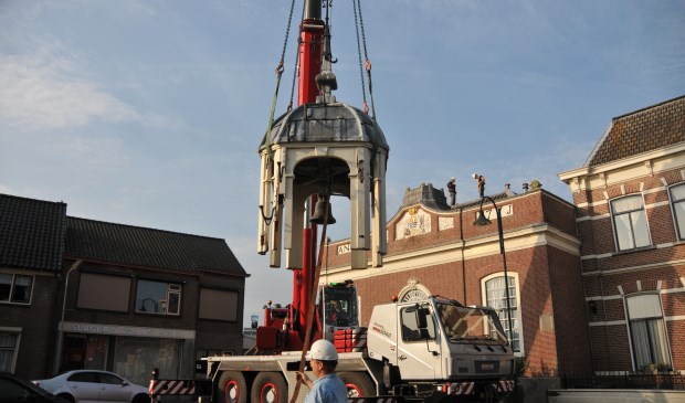 Het torentje hangt in de kabels, het Ambachtsherenhuis blijft kaal achter.