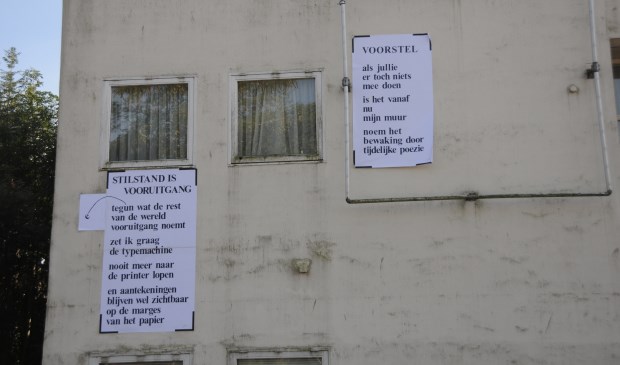 Gedichten op gevel voormalig arbeidsbureau in Sint-Maartensdijk.