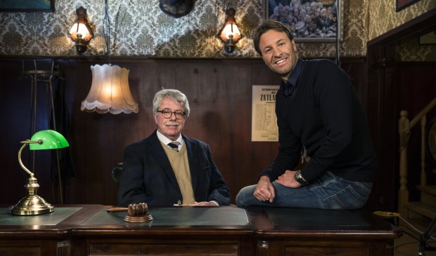 Meester Frank Visser en presentator Viktor Brand. (Foto: SBS6)