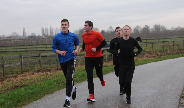 Spelers van SPS strekken de benen.