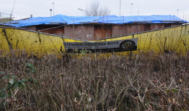 Het beschadigde dak van het oude kleedlokaal van Tholense Boys.
